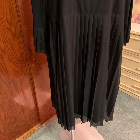 Black Formal Accordion Pleated Accent Style Dress - Picture 5 of 10